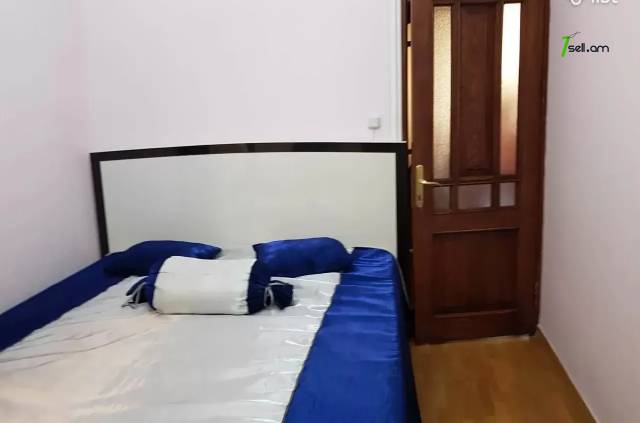 3 սենյականոց բնակարան Բարբյուսի փողոցում, 80 ք.մ., նախավերջին հարկ, կապիտալ վերանորոգված, քարե շենք