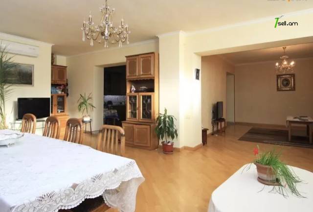 Չորս հարկանի քարե տուն Երզնկյան փողոցում Արաբկիրում, 350 ք.մ., 3+ սանհանգույց, կապիտալ վերանորոգված