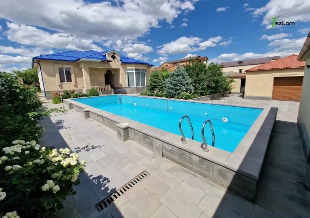 Մեկ հարկանի քարե տուն Խաչատուր Աբովյանի 27-րդ փողոցում Ավանում, 1000 ք.մ., 2 սանհանգույց