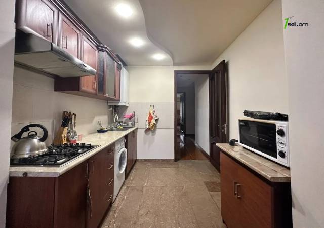 3 սենյականոց բնակարան Մոսկովյան փողոցում, 93 ք.մ., 2 սանհանգույց, նախավերջին հարկ