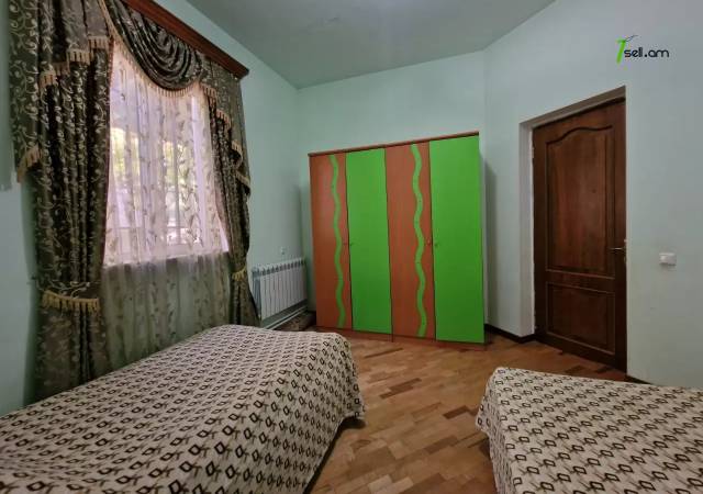 Երկու հարկանի քարե տուն Ղազարավանում, 300 ք.մ., 2 սանհանգույց, կապիտալ վերանորոգված