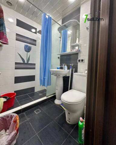 4 սենյականոց բնակարան Շիրակի փողոցում, 102 ք.մ., 1/4 հարկ, կապիտալ վերանորոգված, քարե շենք