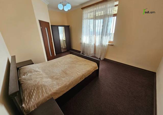 Երեք հարկանի քարե տուն Դավիթ Բեկի փողոցում Նոր Նորքում, 895 ք.մ., 3+ սանհանգույց