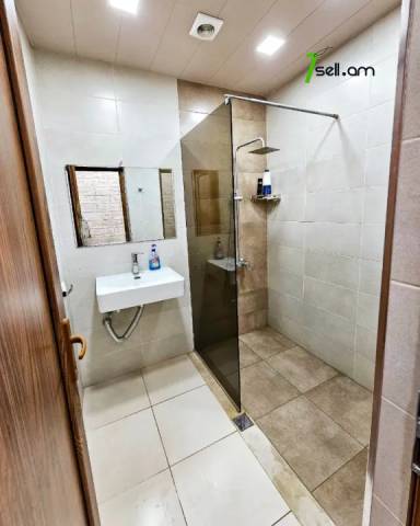 Երկու հարկանի քարե տուն 41-րդ փողոցում Զովունիում, 600 ք.մ., 3+ սանհանգույց