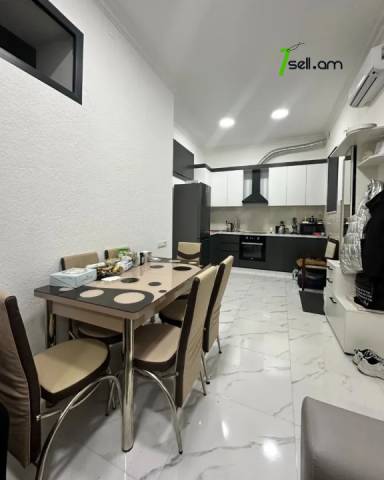 2 սենյականոց բնակարան Իսահակյան փողոցում, 50 ք.մ., 1/3 հարկ, կապիտալ վերանորոգված, քարե շենք