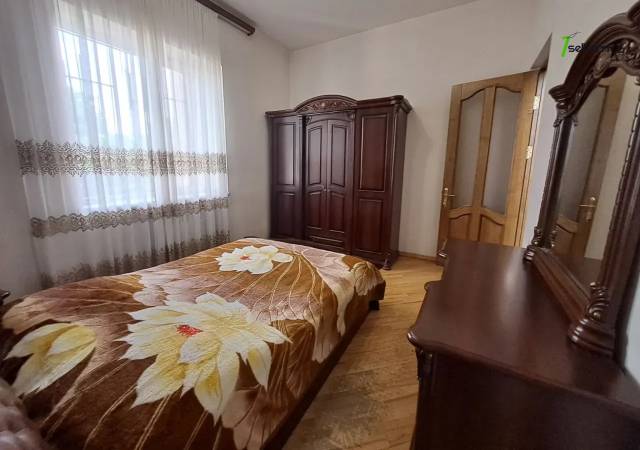 Երեք հարկանի քարե տուն Դավիթ Բեկի փողոցում Էրեբունիում, 900 ք.մ., 2 սանհանգույց