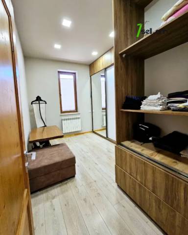 Երկու հարկանի քարե տուն 41-րդ փողոցում Զովունիում, 600 ք.մ., 3+ սանհանգույց