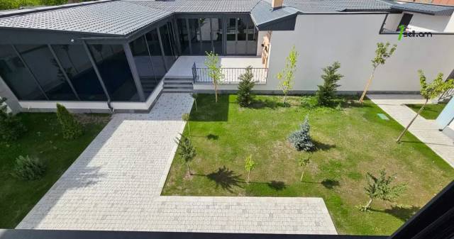 Երկու հարկանի քարե տուն Բագրևանդի 42-րդ փողոցում Նոր Նորքում, 1000 քմ, 3+ սանհանգույց