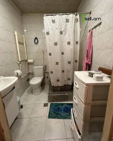 Երկու հարկանի քարե տուն Մարշալ Բաղրամյան պողոտայում Արաբկիրում, 130 ք.մ., 2 սանհանգույց