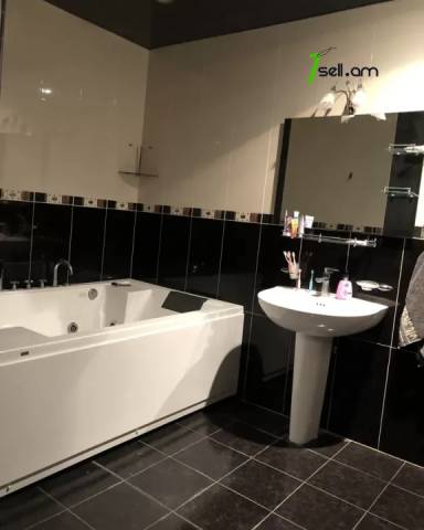 Երեք հարկանի քարե տուն Այասի փողոցում կենտրոնում, 200 ք.մ., 3+ սանհանգույց, կապիտալ վերանորոգված