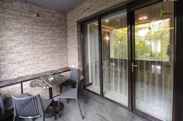 3 սենյականոց բնակարան Վարդանանց փողոցում, 86 ք.մ., 2/5 հարկ, 2 սանհանգույց, բարձր առաստաղներ