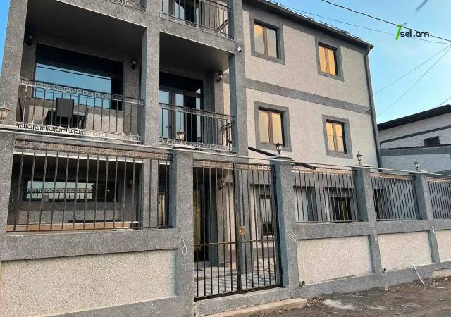 Երեք հարկանի քարե տուն 16-րդ փողոցում Ձորաղբյուրում, 550 ք.մ., 3+ սանհանգույց, եվրովերանորոգված