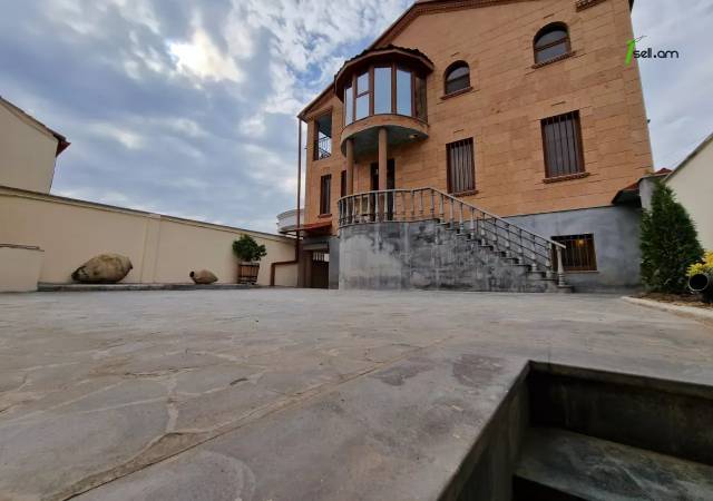 Երեք հարկանի քարե տուն Կարապետյան փողոցում Աջափնյակում, 470 ք.մ., 3+ սանհանգույց