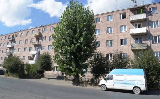 3 սենյականոց բնակարան Միխայիլ Սալտիկով-Շեդրինի փողոցում, 86 ք.մ., քարե շենք