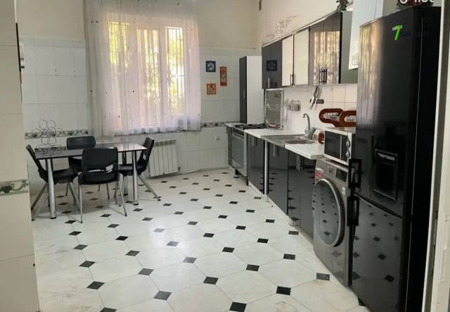 Չորս հարկանի քարե տուն Սիմեոն Երևանցու փողոցում կենտրոնում, 550 ք.մ., 3+ սանհանգույց