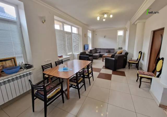 Երկու հարկանի քարե տուն Մելքումովի փողոցում Դավիթաշենում, 400 ք.մ., 2 սանհանգույց