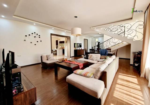 Երկու հարկանի քարե տուն Բագրևանդի փողոցում Նոր Նորքում, 600 ք.մ., 3+ սանհանգույց