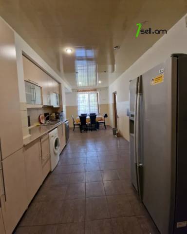 Երկու հարկանի քարե տուն Լուկաշինի փողոցում Աջափնյակում, 300 ք.մ., 3+ սանհանգույց