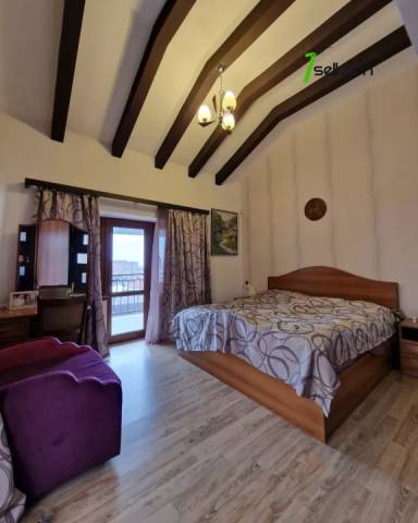 Երեք հարկանի քարե տուն Կարապետյան փողոցում Աջափնյակում, 470 ք.մ., 3+ սանհանգույց