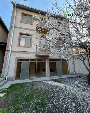 Երեք հարկանի քարե տուն Արցախի պողոտայում Էրեբունիում, 460 ք.մ., 3+ սանհանգույց, կապիտալ վերանորոգված