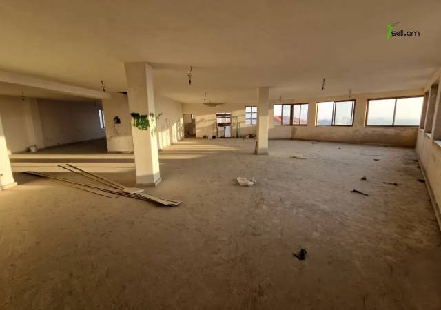 Բազմաֆունկցիոնալ գույք Պրահայի փողոցում կենտրոնում, 960 ք.մ.