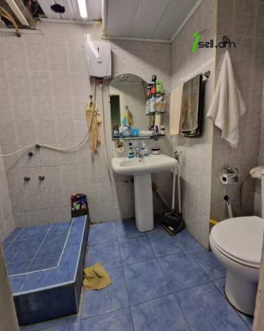 3 սենյականոց բնակարան Ամիրյան փողոցում, 77 ք.մ., կոսմետիկ վերանորոգում, քարե շենք