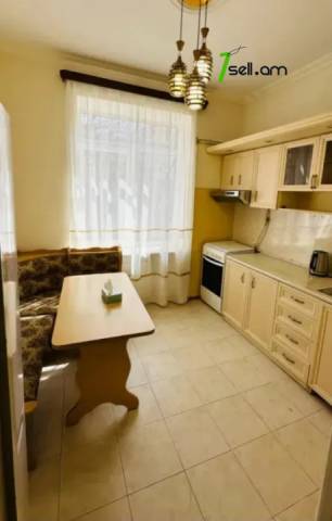 2 սենյականոց բնակարան Աբովյան փողոցում, 60 քմ, նախավերջին հարկ, կապիտալ վերանորոգված, քարե շենք