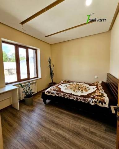 Երկու հարկանի քարե տուն 41-րդ փողոցում Զովունիում, 600 ք.մ., 3+ սանհանգույց