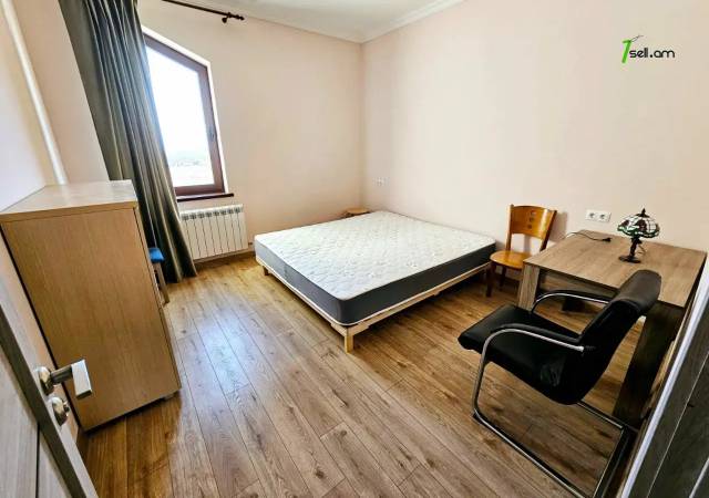 Երկու հարկանի տուն, Գ-1 թաղամաս Աջափնյակում, 552 ք.մ., 2 սանհանգույց, կապիտալ վերանորոգված