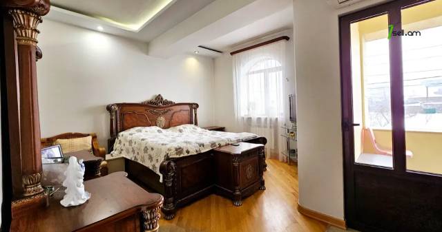 Երեք հարկանի քարե տուն Խաչատուր Աբովյանի փողոցում Ավանում, 1960 ք.մ., 3+ սանհանգույց