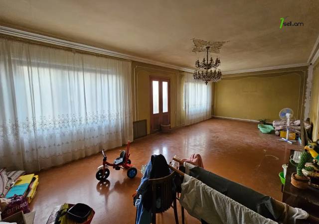 Երեք հարկանի քարե տուն Դավիթ Բեկի փողոցում Էրեբունիում, 480 ք.մ., 2 սանհանգույց, եվրովերանորոգված