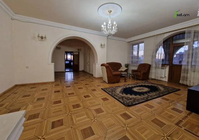 Երեք հարկանի քարե տուն Դավիթ Բեկի փողոցում Էրեբունիում, 2550 ք.մ., 3+ սանհանգույց, մեծ հողամաս