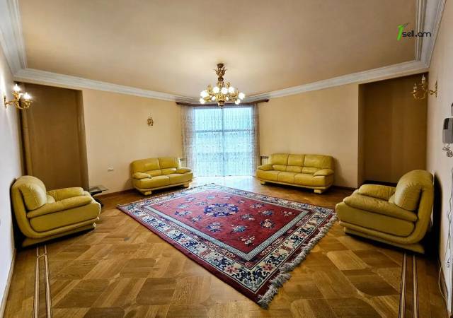 Երեք հարկանի քարե տուն Բարբյուսի փողոցում Արաբկիրում, 1060 ք.մ., 3+ սանհանգույց