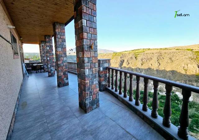 Երկու հարկանի քարե տուն, Աշտարակի խճուղի Աշտարակում, 1400 ք.մ., 2 սանհանգույց, կապիտալ վերանորոգված