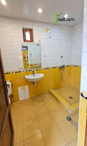 Մեկ հարկանի քարե տուն Ֆանարջյան փողոցում Քանաքեռ Զեյթունում, 1700 ք.մ., 2 սանհանգույց