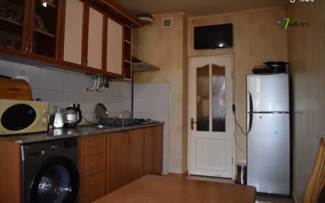 3 սենյականոց բնակարան Կարապետ Ուլնեցու փողոցում, 90 ք.մ., 2/6 հարկ, եվրովերանորոգված, քարե շենք