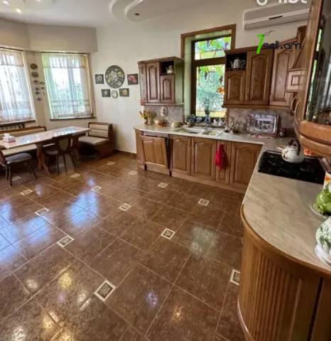 Չորս հարկանի քարե տուն Պարույր Սևակ թաղամաս 2-րդ փողոցում Առինջում, 640 քմ, 3+ սանհանգույց