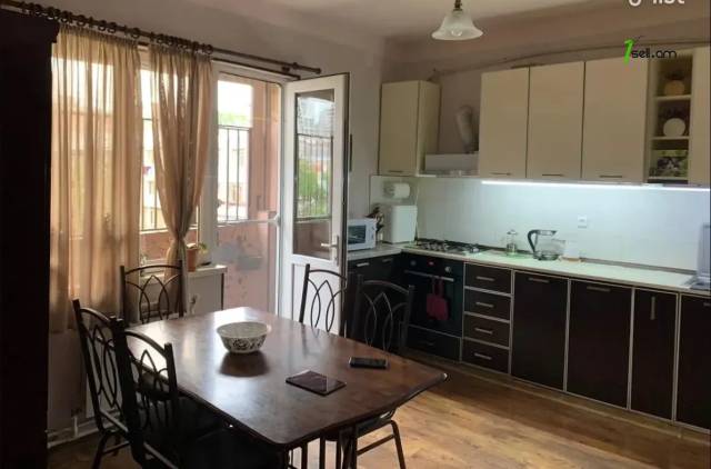 3 սենյականոց բնակարան Քանաքեռ Զեյթունում, 86 ք.մ., եվրովերանորոգված, քարե շենք