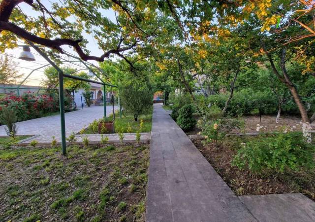 Երեք հարկանի քարե տուն Դավիթ Բեկի փողոցում Էրեբունիում, 2550 ք.մ., 3+ սանհանգույց, մեծ հողամաս