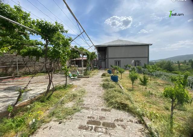 Երկու հարկանի քարե տուն 5-րդ փողոցում Ղազարավանում, 131 քմ, 2 սանհանգույց, մեծ հողամաս