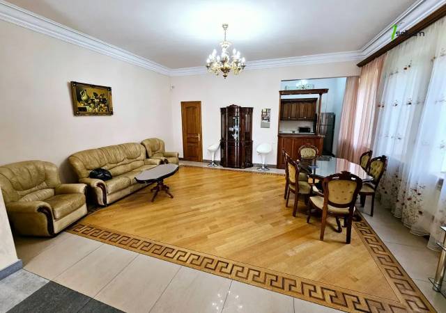 Երեք հարկանի քարե տուն Բարբյուսի փողոցում Արաբկիրում, 1060 ք.մ., 3+ սանհանգույց