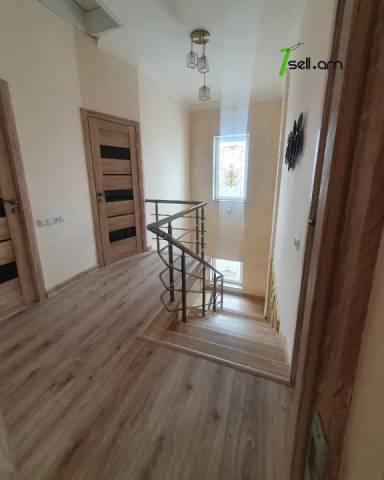 Երկու հարկանի քարե տուն Պարույր Սևակի փողոցում Ավանում, 640 ք.մ., 2 սանհանգույց