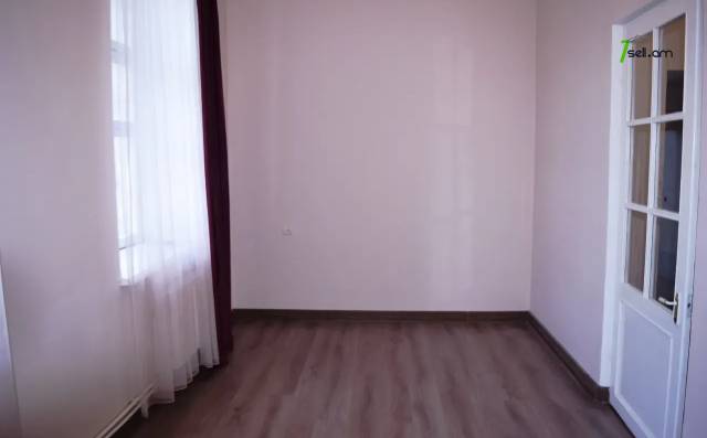 2 սենյականոց բնակարան Մհեր Մկրտչյանի փողոցում, 55 քմ, 1/3 հարկ, բարձր առաստաղներ