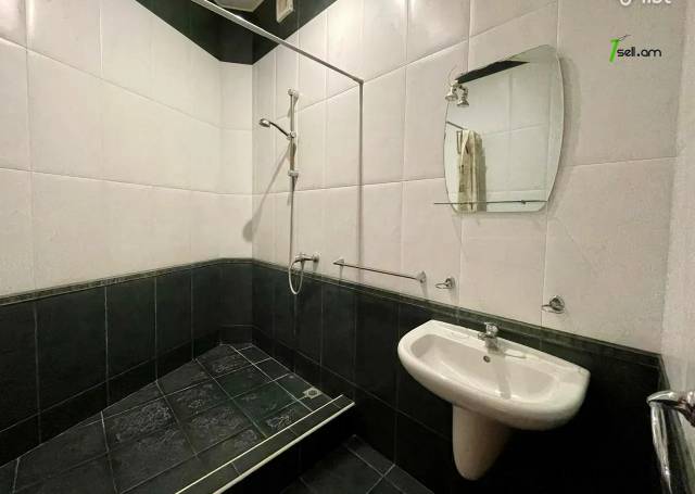 Ընդարձակ 4 սենյականոց բնակարան նորակառույց շենքում Զաքյան փողոցում, 270 ք.մ., 3+ սանհանգույց