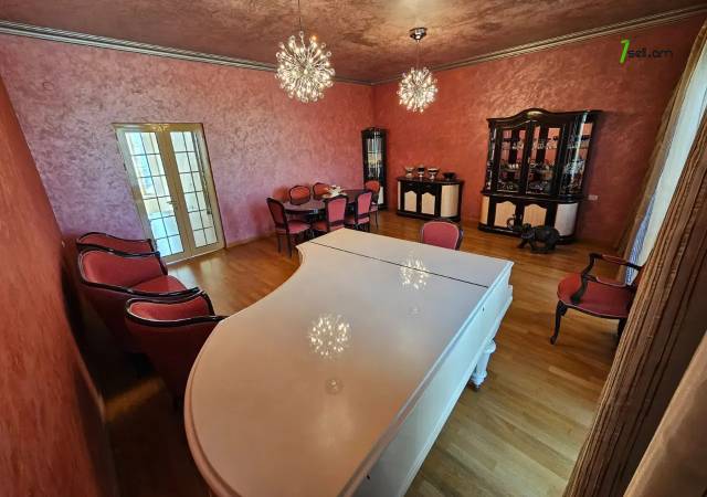 Երկու հարկանի քարե տուն Չարենցի փողոցում կենտրոնում, 740 ք.մ., 3+ սանհանգույց, կապիտալ վերանորոգված