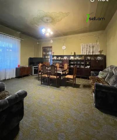 Երեք հարկանի քարե տուն Մանուշյան փողոցում Արաբկիրում, 350 ք.մ., 2 սանհանգույց