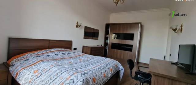 Երեք հարկանի քարե տուն Մելքումովի փողոցում Դավիթաշենում, 600 քմ, 3+ սանհանգույց, եվրովերանորոգված