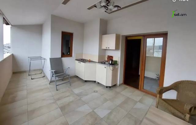 6 սենյականոց բնակարան Հանրապետության փողոցում, 230 ք.մ., նախավերջին հարկ, 3+ սանհանգույց