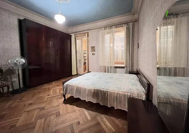 4 սենյականոց բնակարան Արամի փողոցում, 116 ք.մ., 2 սանհանգույց, մի քանի պատշգամբ, 2/5 հարկ, քարե շենք