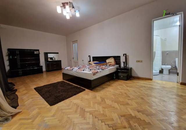 Երկու հարկանի քարե տուն Դավիթ Բեկի փողոցում Էրեբունիում, 650 քմ, 3+ սանհանգույց, եվրովերանորոգված